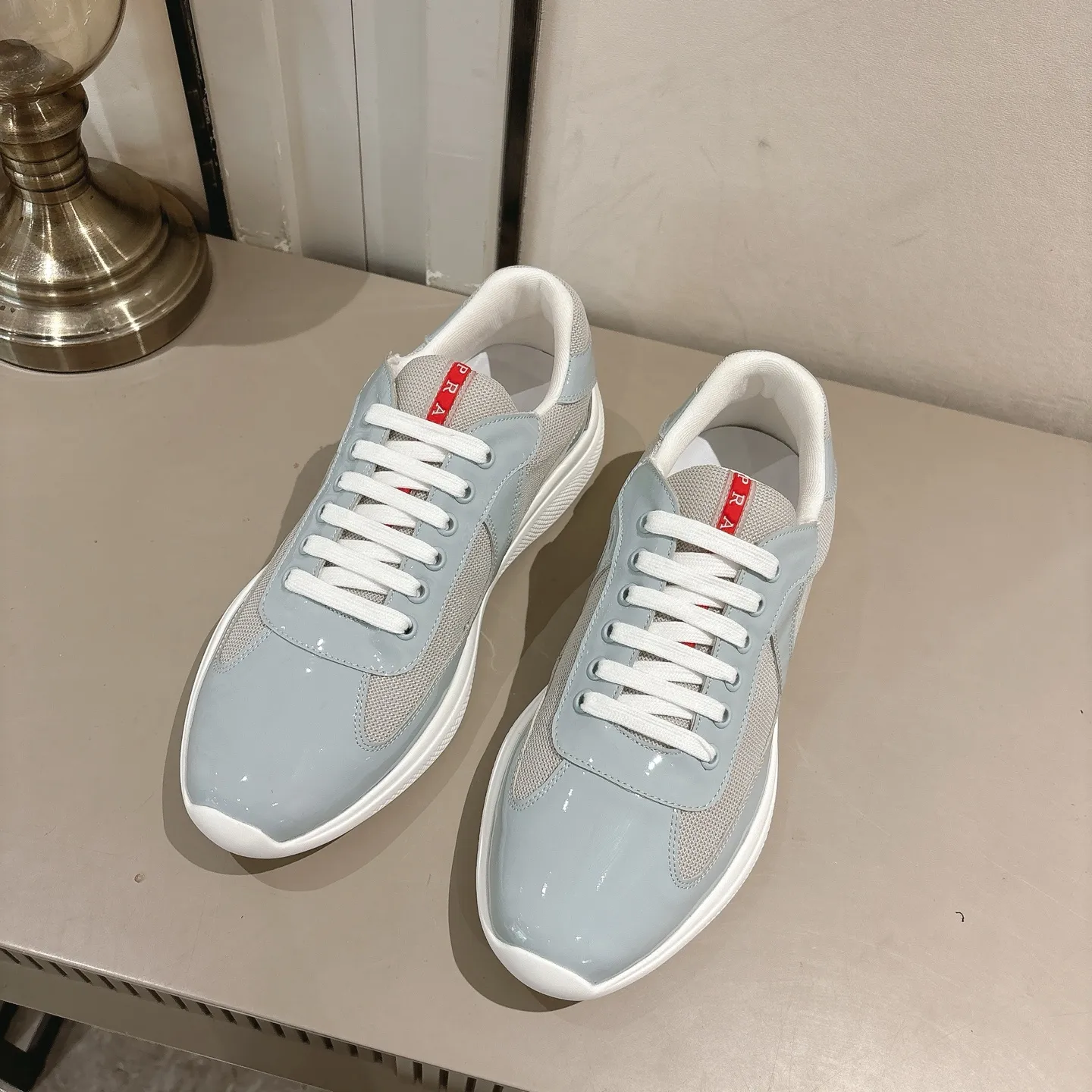 👟👟Ex-factory price 520👟👟 (Top version) Prada casual sports shoes, fashionable thick-soled casual loafers, unique taste, loved by everyone and easy to control, popular every year. There is also a versatile classic shoe last, which is enough to conquer you, wear it, increase the height and casualness, simple and handsome on the feet. The fabric is imported patent leather, the inner foot pad is soft and delicate, and the breathable mesh fabric is comfortable, ip Foam mold anti-slip lightweight outsole
